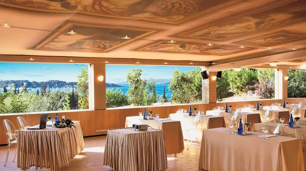 VOULIAGMENI SUITES в 26 км от аэропорта и в 7 км от нашей клиники